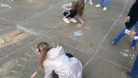 На асфальте белом подарю колечко