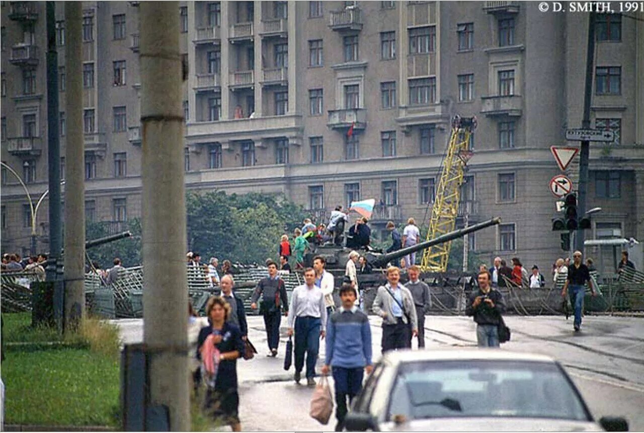 Москва 1991. Баррикады в мск 1991. баррикады на улице 1991. баррикады на невском 1991.