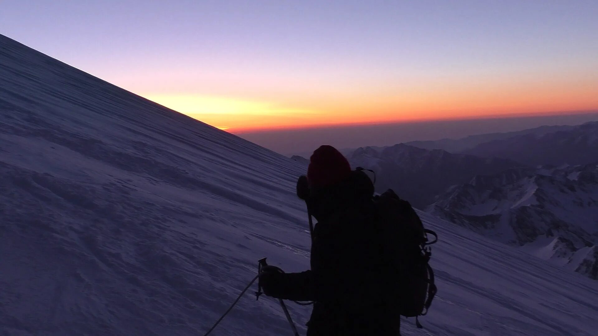 Человек на горе. Ask the mountains вангелис. Восхождение в тени. Песня о горы природа. Горе.