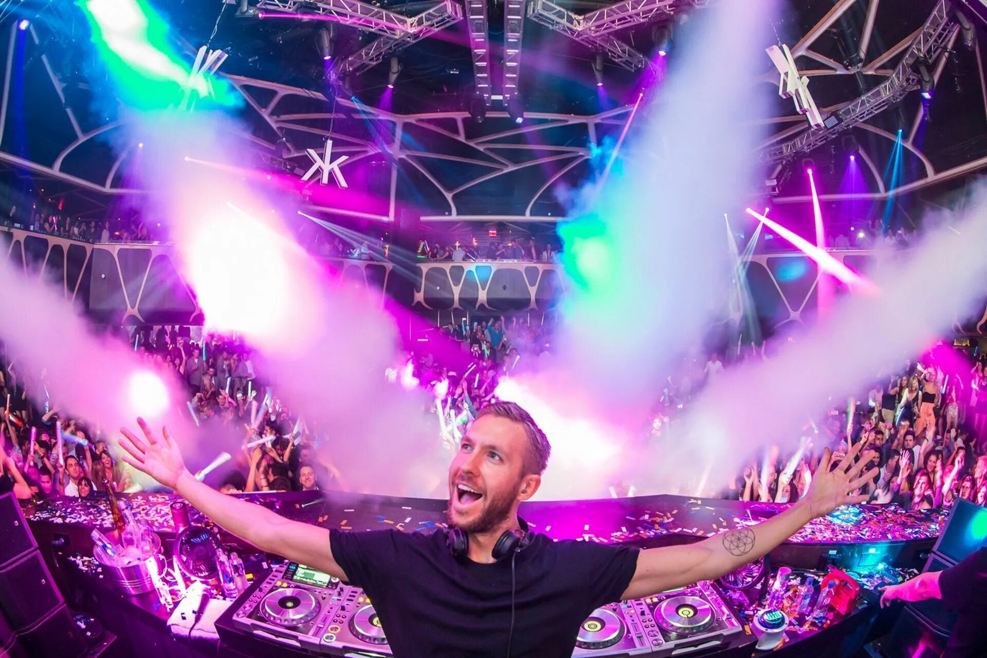 Calvin Harris 2022. Calvin Harris DJ. Calvin Harris Concert. Диджей на концерте. Ночной клуб концерт