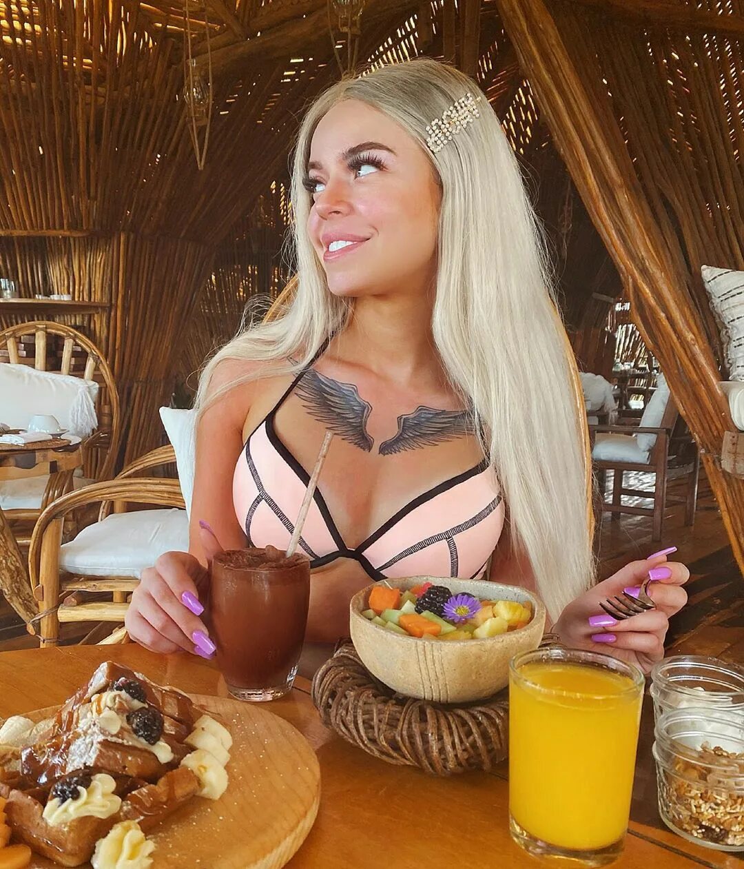 Bad bitch. Brooke candy обложка альбома. Bitches like me. Annabel lee от toni castells. Bitches like me.