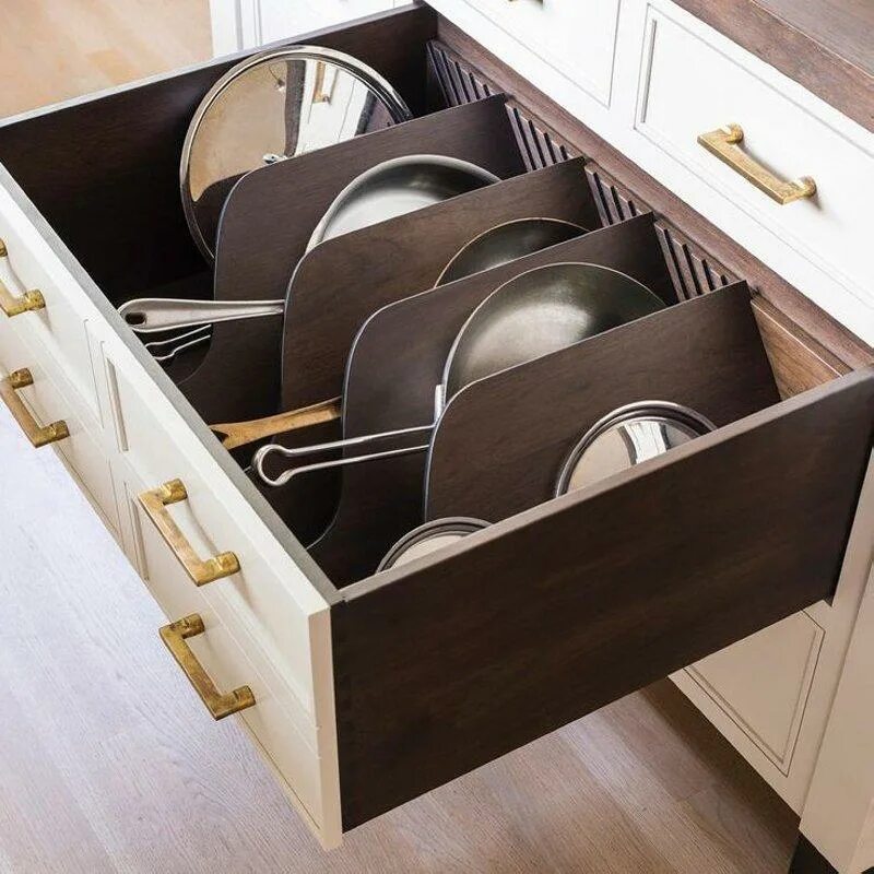 Купить ящики для хранения кухня. Выдвижная система padella для хранения сковородок. Ящик для сковородок. Выдвижной ящик для сковородок. Хранение сковородок в ящике.