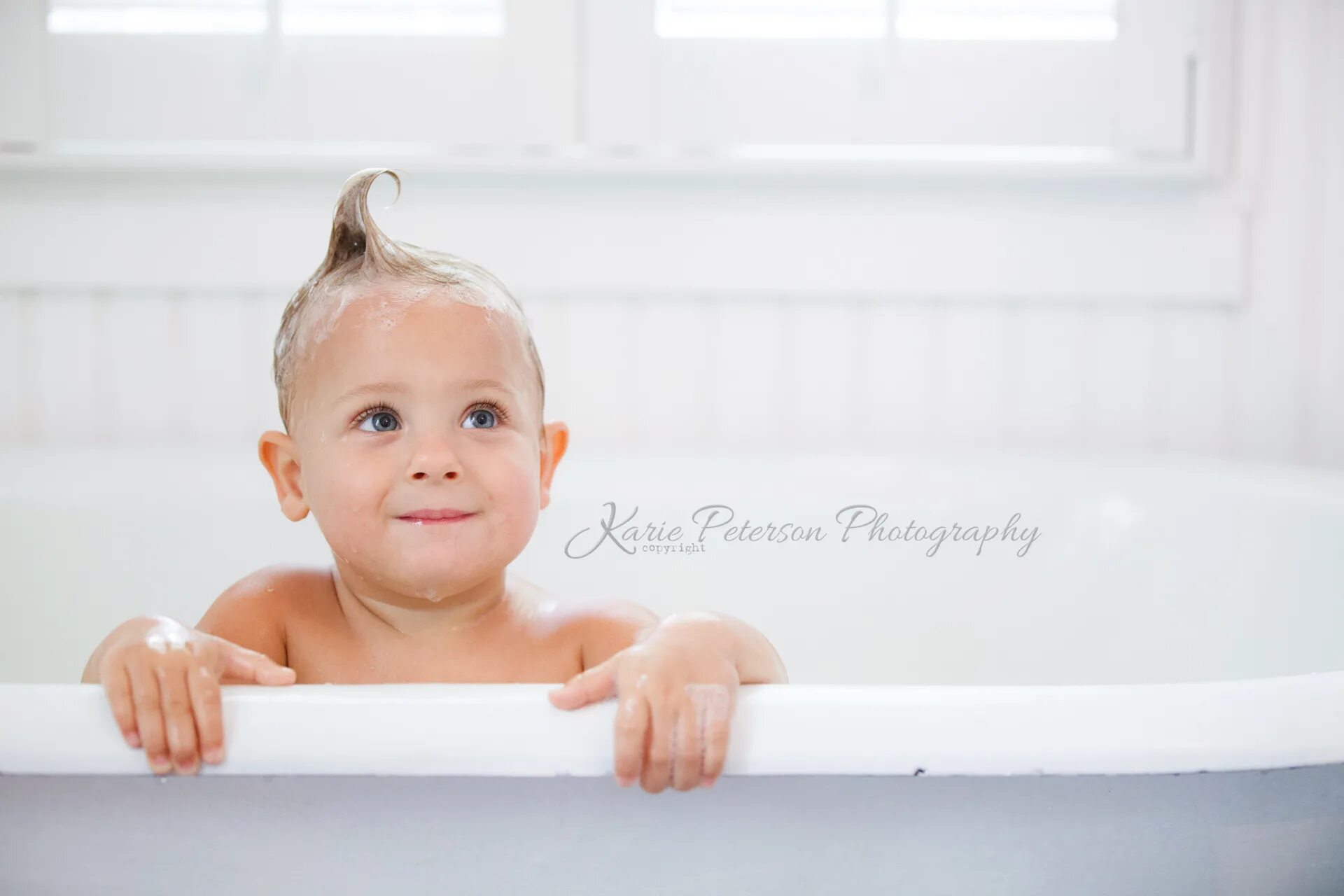 He has a bath. Малыш в ванне. Ребенок в пене. Малыш сидит в ванной. Детская фотосессия в ванне.