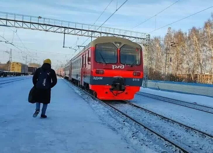 Поезда татарск сегодня. Электропоезд Новосибирск Татарск. Электрички. Пригородный поезд. Электричка Новосибирск Татарск.