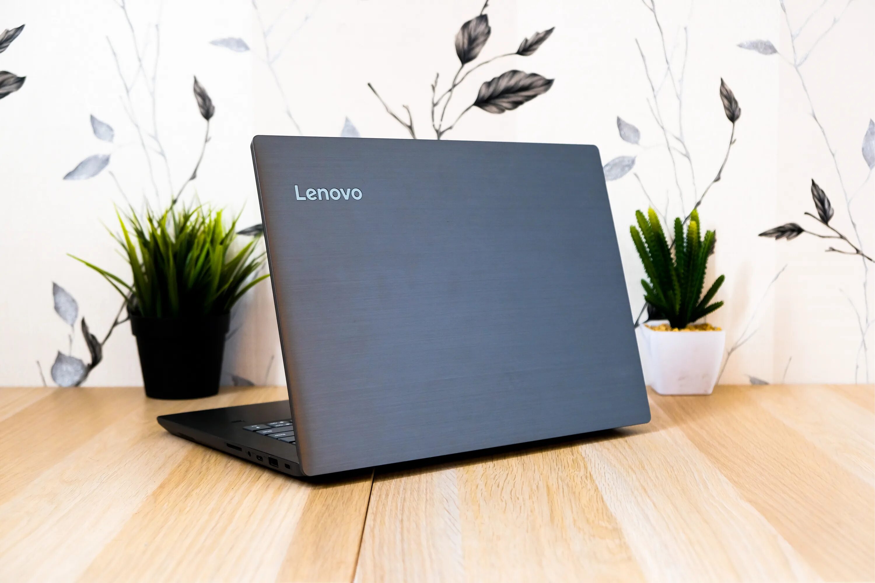 Леново проверить ноутбук. Ноутбук леново desktop. Ноутбук Lenovo в интерьере. Ноутбук Lenovo 2014 года. Гарантия на ноутбук леново.