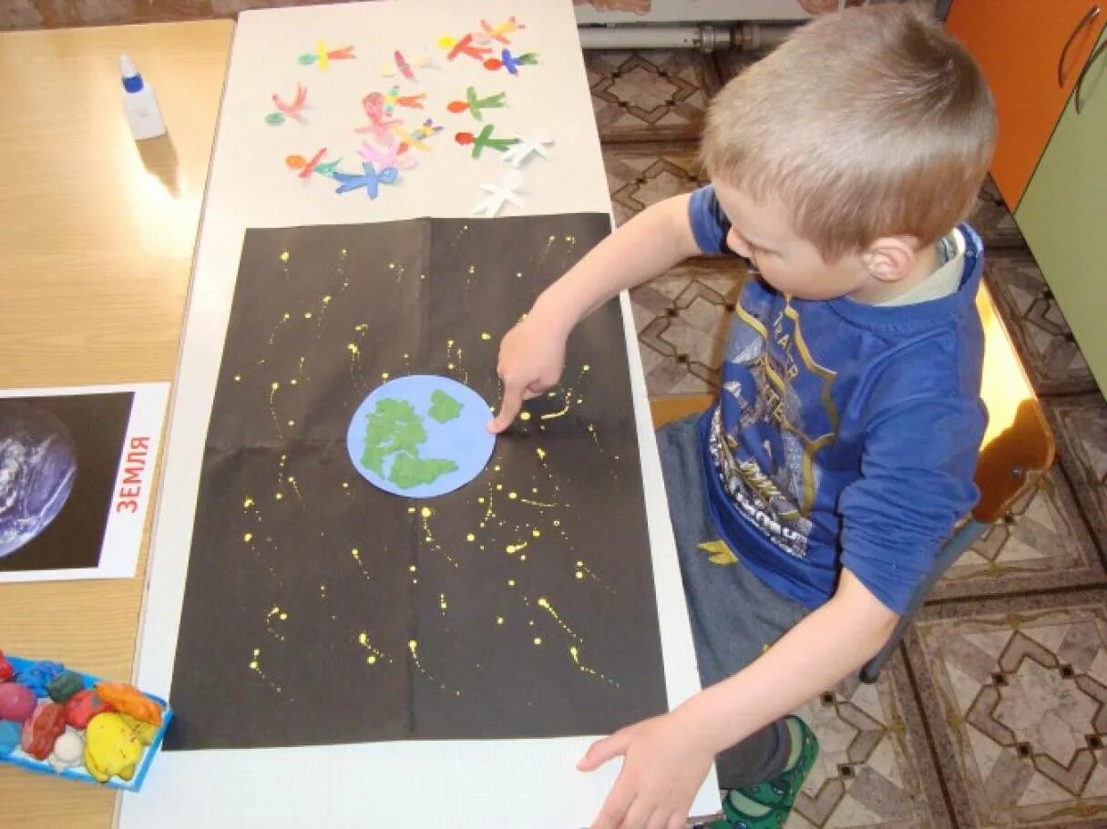 Космос первая младшая. Рисование в первой младшей. Рисование космос в младшей группе. Рисование с детьми средней группы. Рисование в ранней группе.
