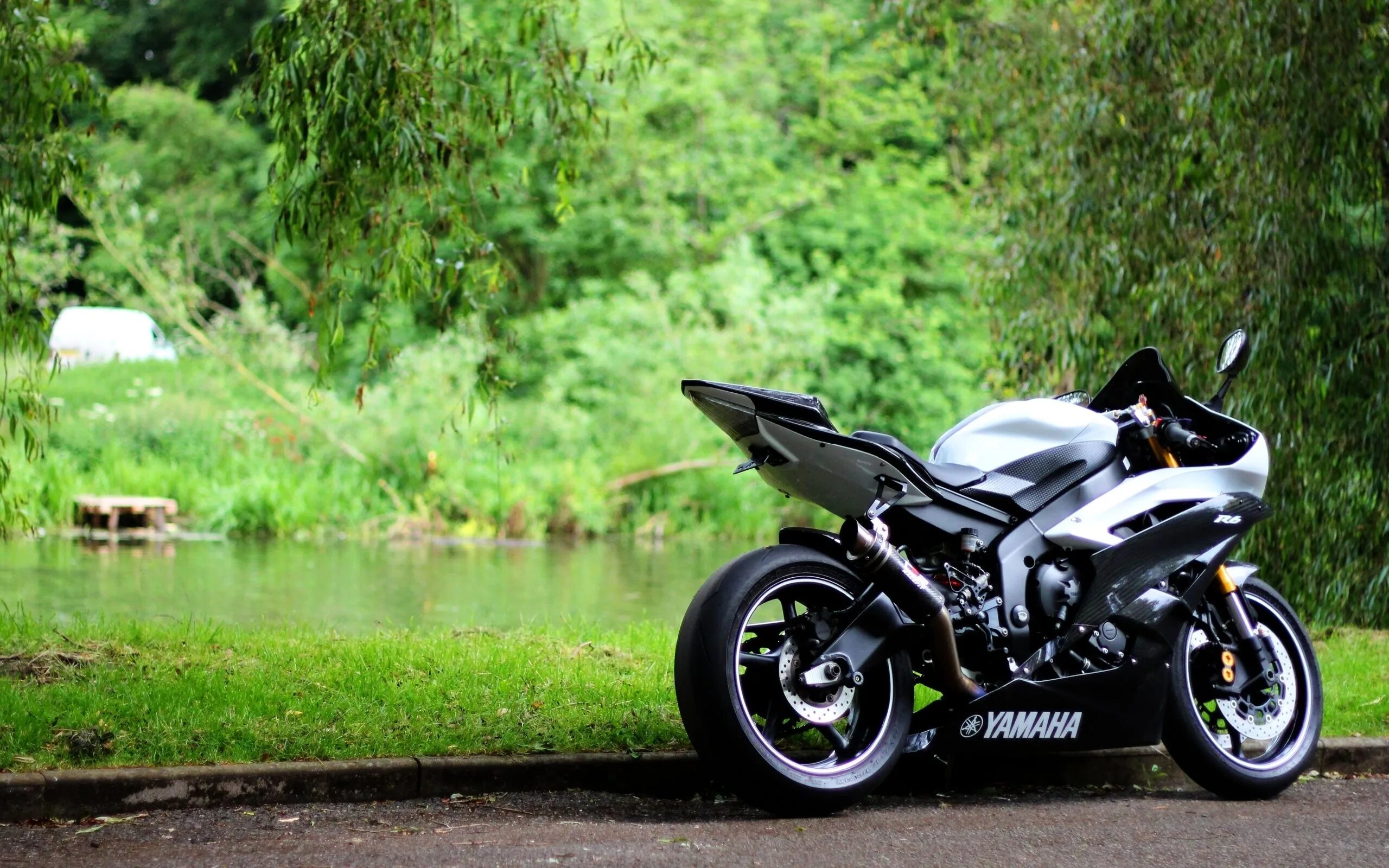 Yamaha обои. Yamaha надпись. Мото трасса. Yamaha логотип обои. R1.