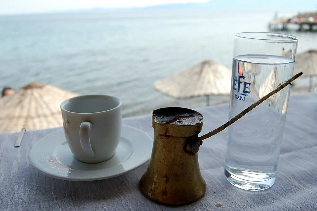 Beach cup. Чашка кофе и стакан воды. Кофе и вода. Стакан воды и Кружка кофе. Вода в чашке.