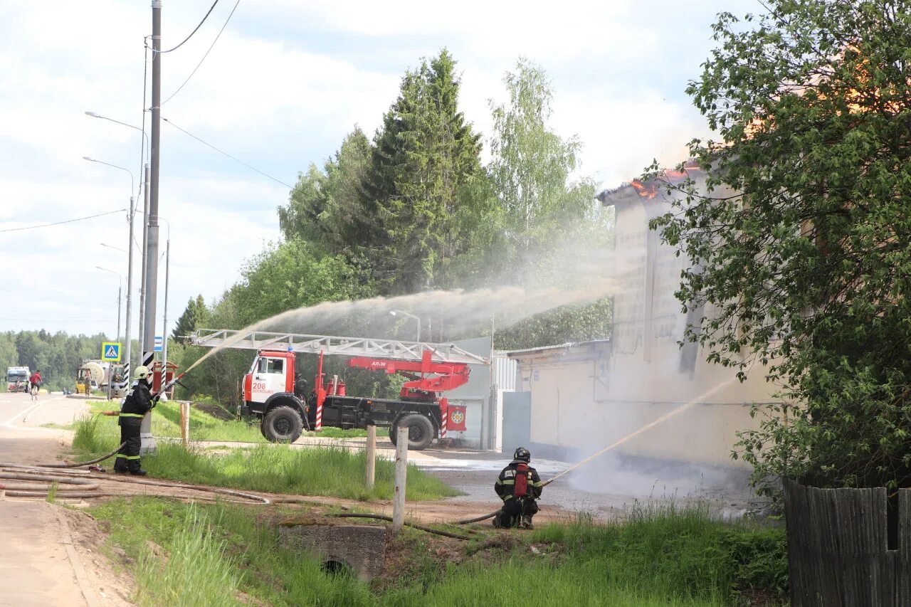 Волоколамск вчера. Пожарный. Тушение пожара. Пожар на предприятии. Тушение пожара Россия.