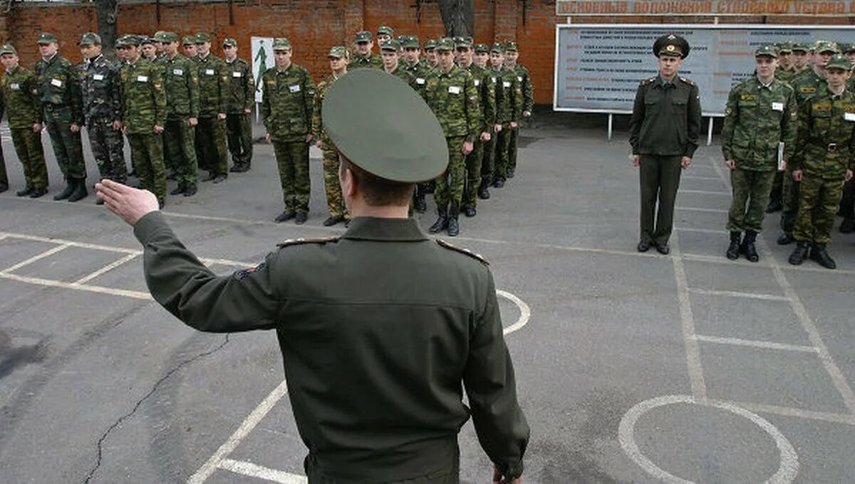 Генерал на плацу. Военная Кафедра ТУЛГУ. Построение военнослужащих. Военное построение.