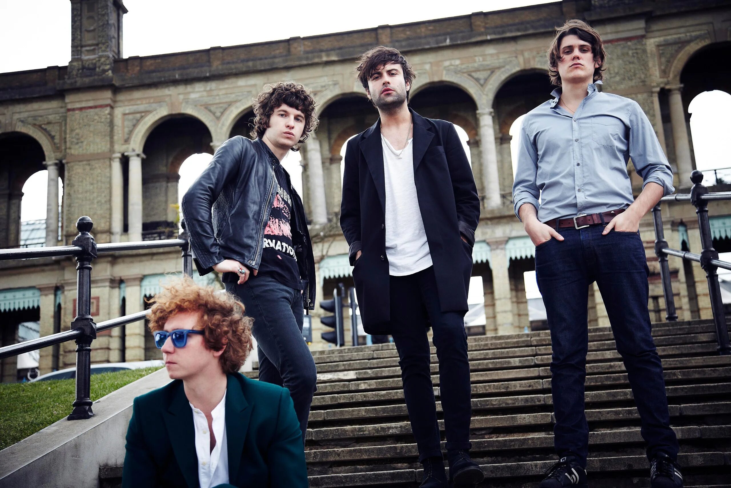 Найти инди. Kook. Группа the Kooks. The Kooks солист. The Kooks 2022.