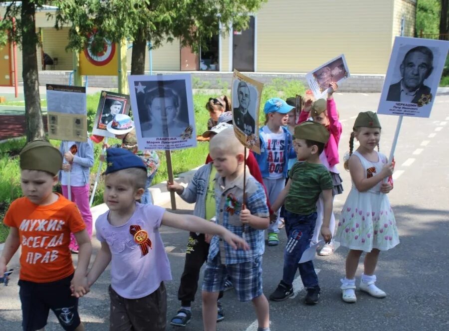 Бессмертный полк в детском саду. Бессмертный полк в ДОУ. Бессмертный полк дети. Бессмертный полк в группе детского сада. Бессмертный полк в детских садах.