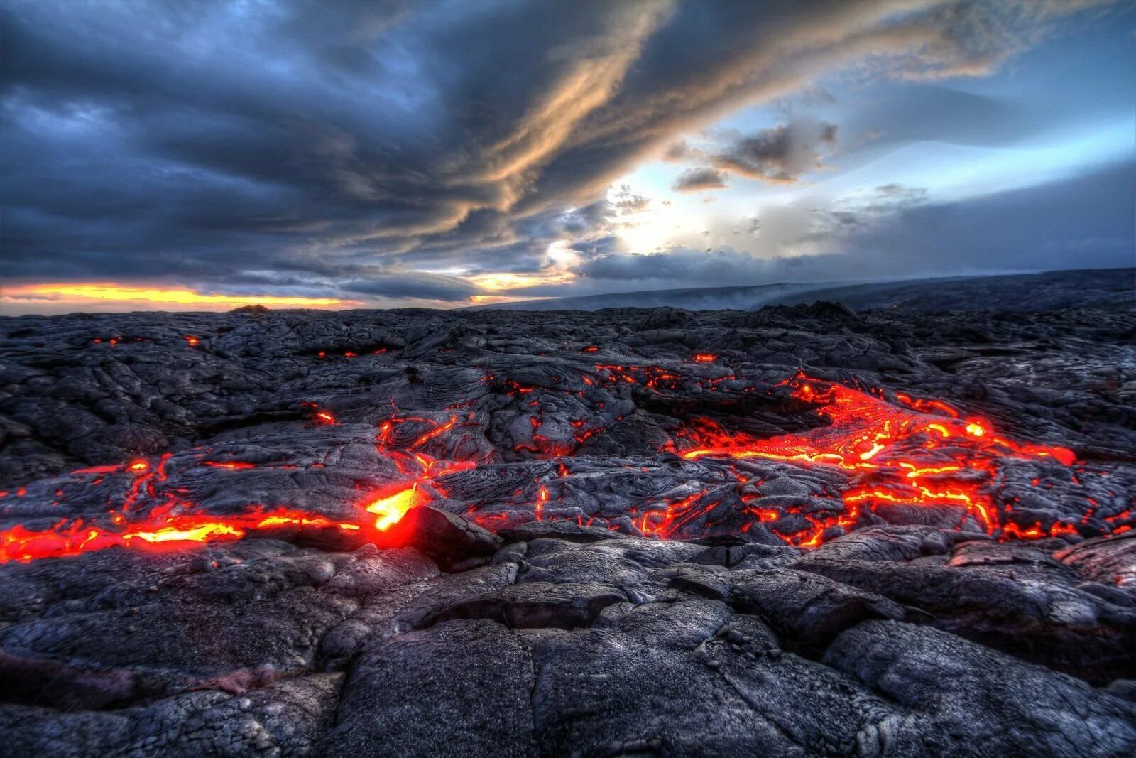 Вулкан лава. Магма вулкана. Лавовые поля гавайи. Жерло вулкана с лавой. Лавовое озеро вулкана эрта але.