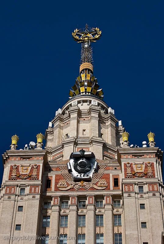 Здание мгу шпиль. Звезда на шпиле мгу. Звезда на шпиле мгу. Завершение шпиля главного здания мгу. Мгу высотка шпиль ломоносов.