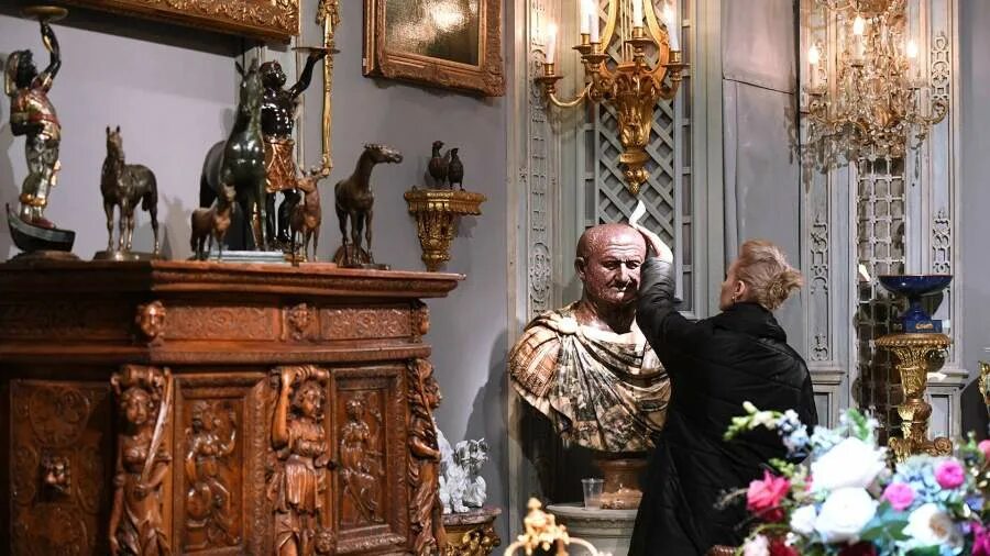 Антиквариат новости. Позолоченные канделябры. Старинная мебель. Резная мебель из дерева. Буфет антикварный франция стиль ренессанс.