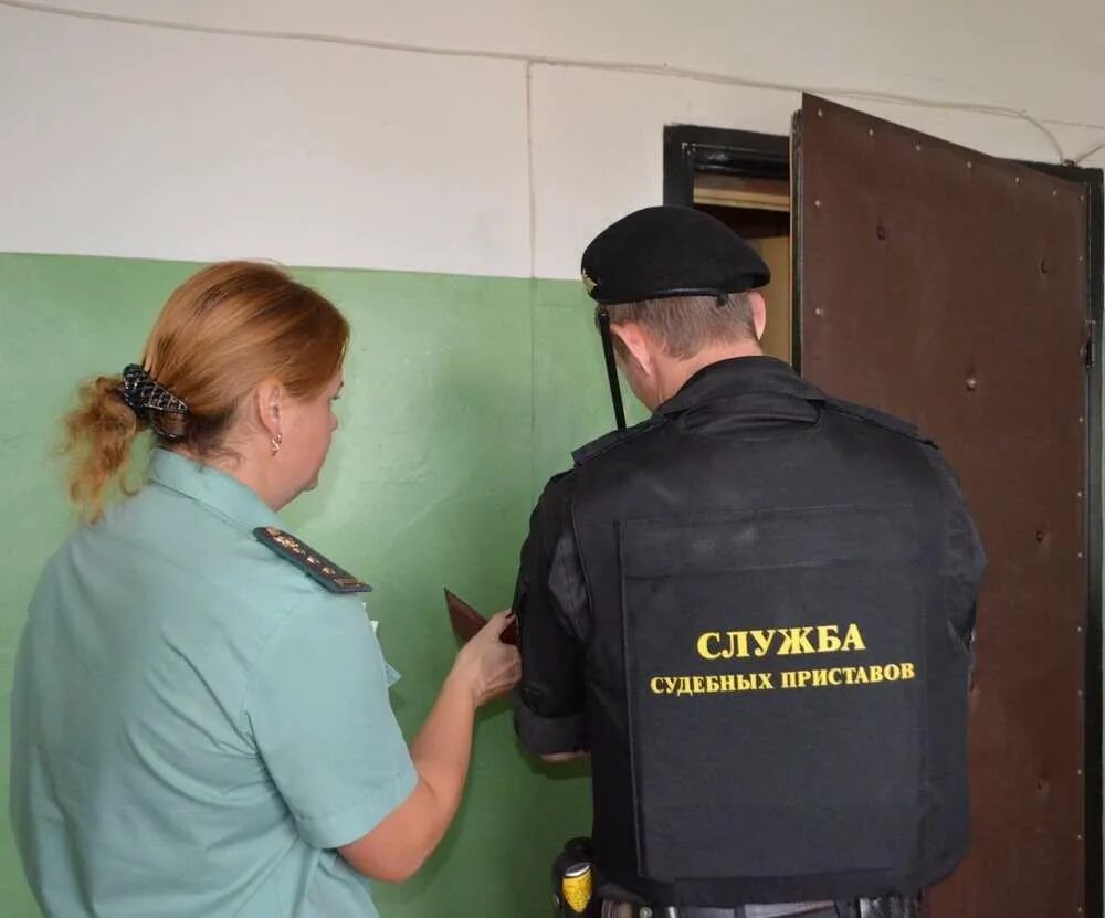 Судебные приставы. Судебные приставы выселяют из квартиры. Какие вещи забирают приставы. Приставы забирают имущество. Приставы и должники.
