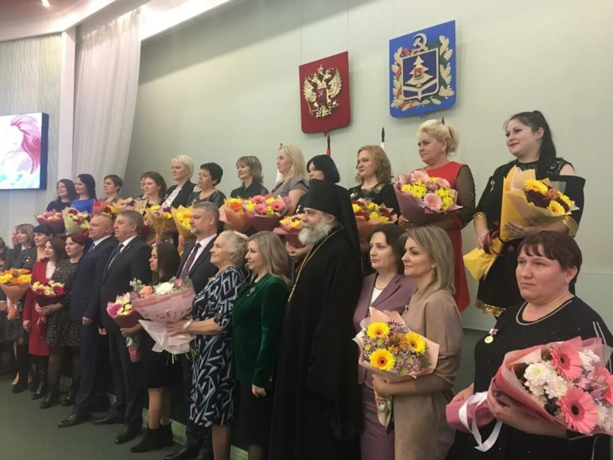 Церемония награждения многодетных матерей. Материнская слава белгород 2022. Медаль материнская слава. Награждения к дню матери бречаловым фото. Наградили материнской славой.