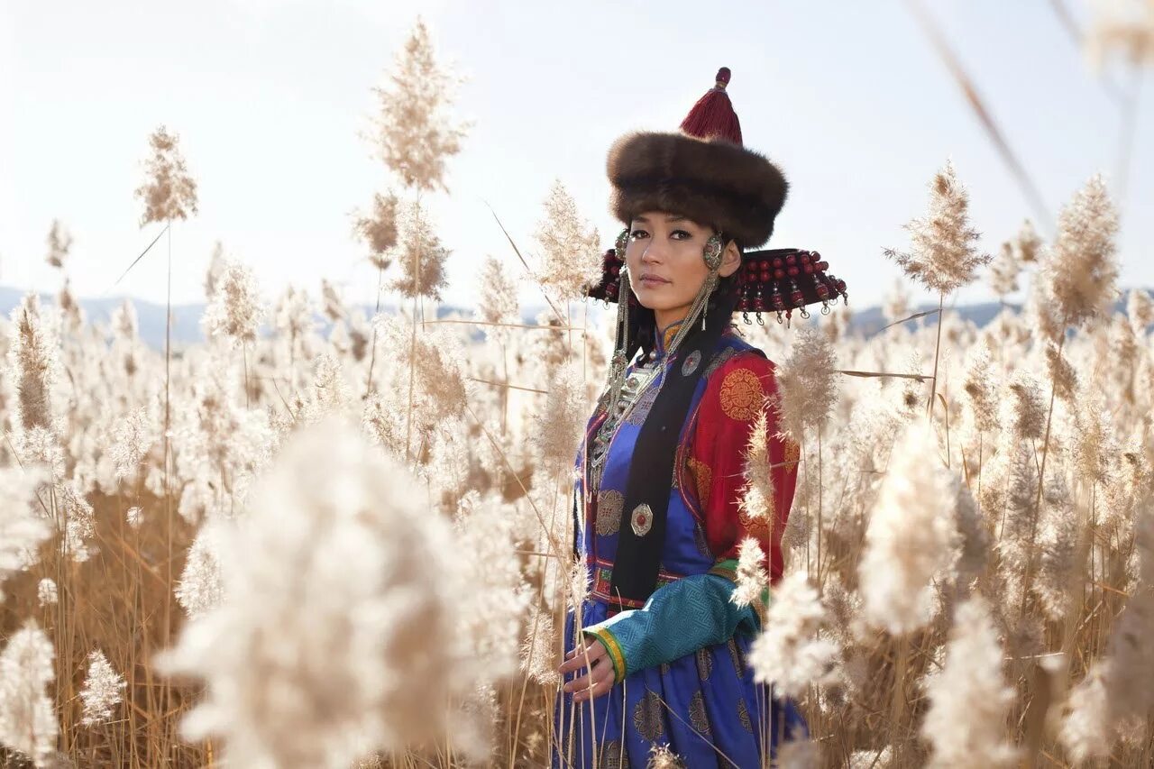 Живут на бурятском языке. Мэдэгма доржиева басаганай дуун. Традиции народов сибири. Традиции бурятского народа презентация. Культурные традиции народов сибири.