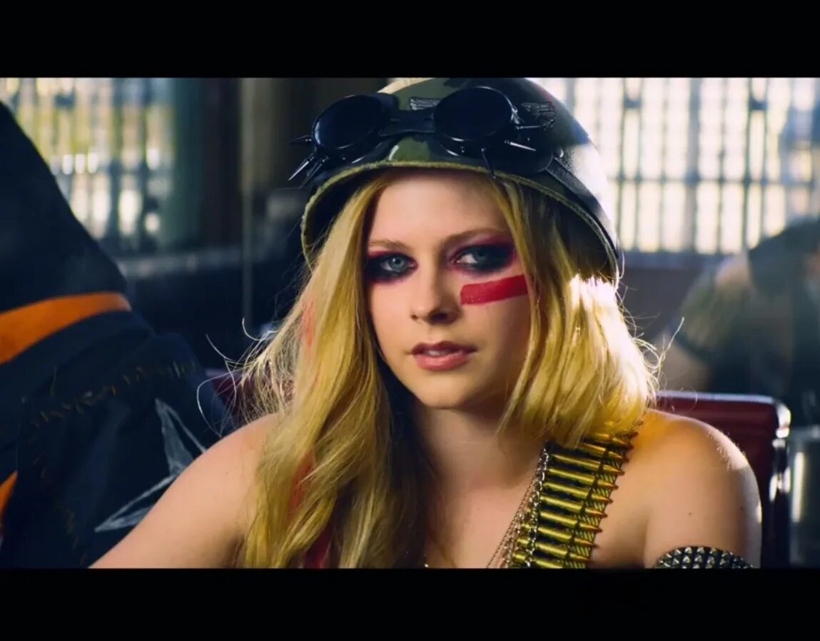 Аврил лавин клипы. Лавина клип. Блондинка из клипа. Avril lavigne love devil. Аврил лавин 2004.