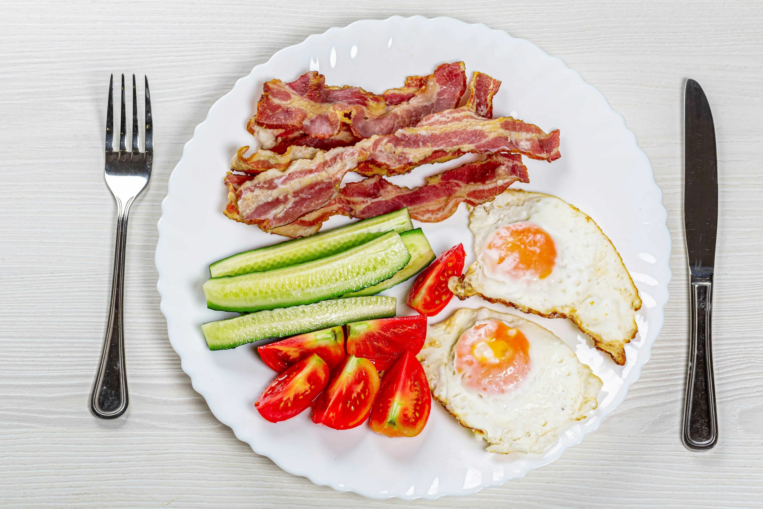 Яйца с беконом. Завтрак фото. Завтрак яичница с беконом. Bacon breakfast. Яичница с беконом.