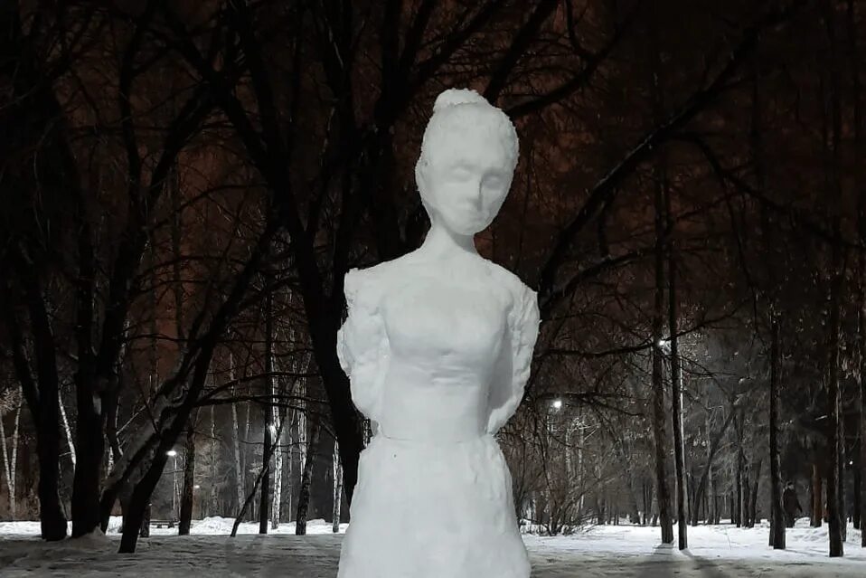 снегурочка из снега. слепленная из снега девочка. снежные фигуры девушки. скульптура девушки из снега. девушка из снега.