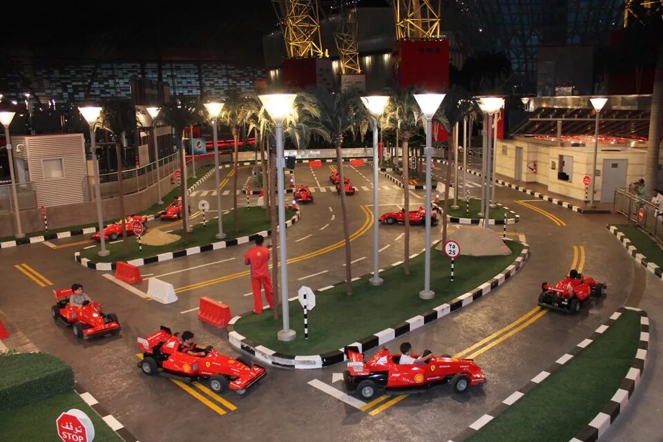 Феррари парк аттракционы. Ferrari World Абу-Даби. Феррари парк Дубай. Феррари парк Дубай аттракционы. Феррари парк Абу Даби аттракционы.