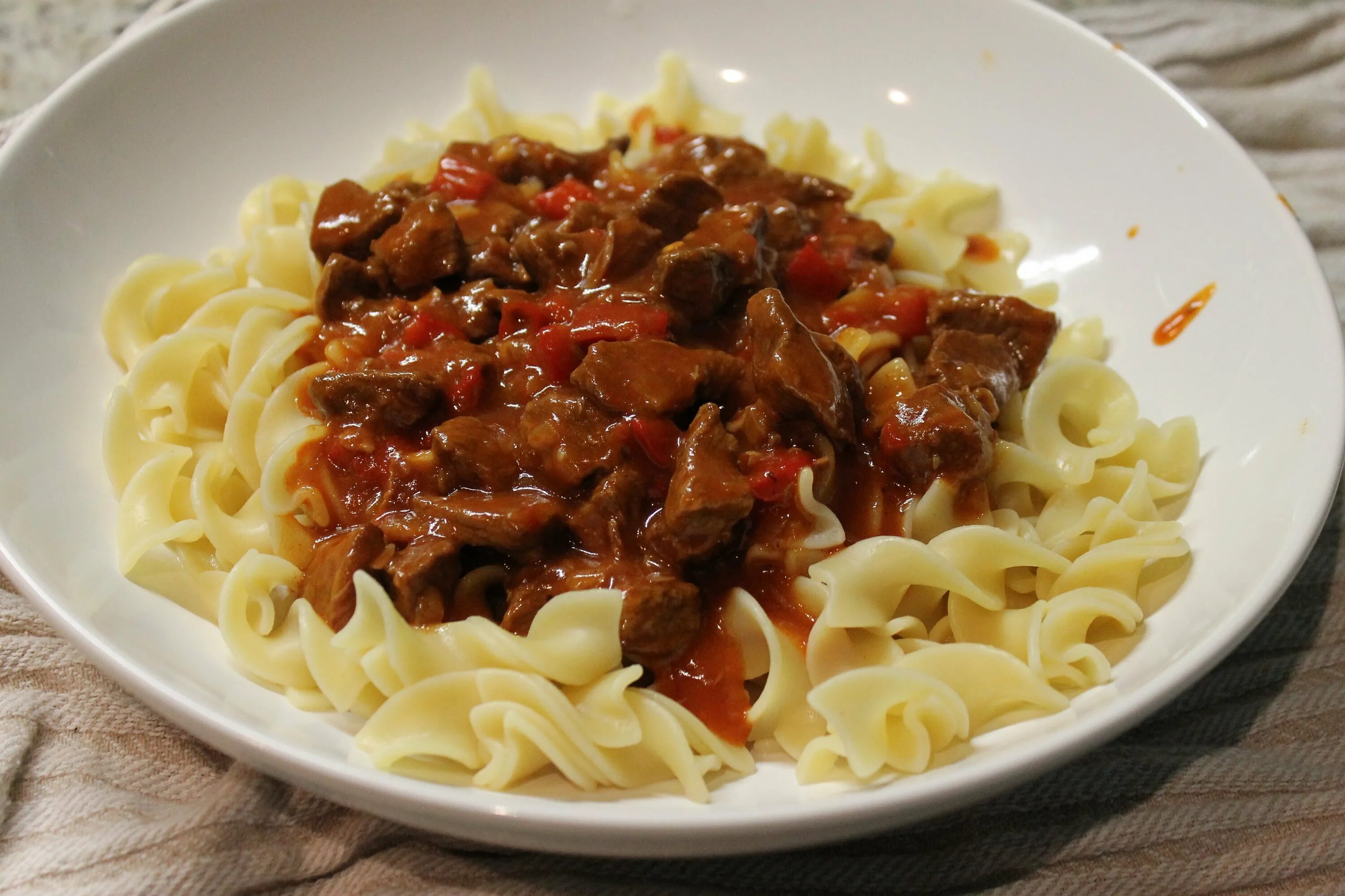 Спагетти с мясом и подливкой. Гуляш с макаронами. Макароны с подливкой. Макароны с мясом и прдливой. Паста с тушеной свининой