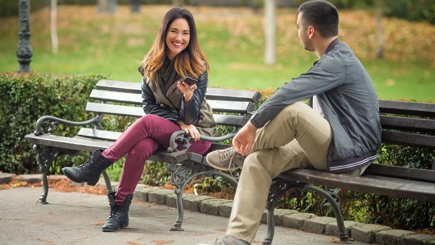 Meet couple. Парень и девушка на лавочке. Мужчина и женщина на скамейке. Пара на скамейке в парке. Парень с девушкой на скамейке.