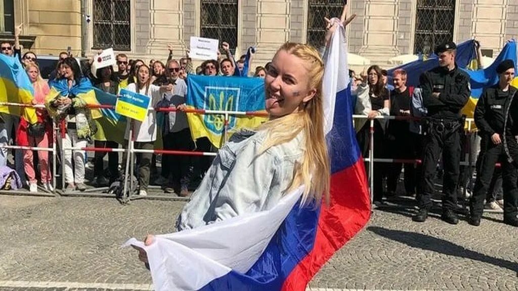 Из германии жить в россии. Украинские девушки. Украинский флаг. Украинские девушки в Европе. Девушка с флагом России.