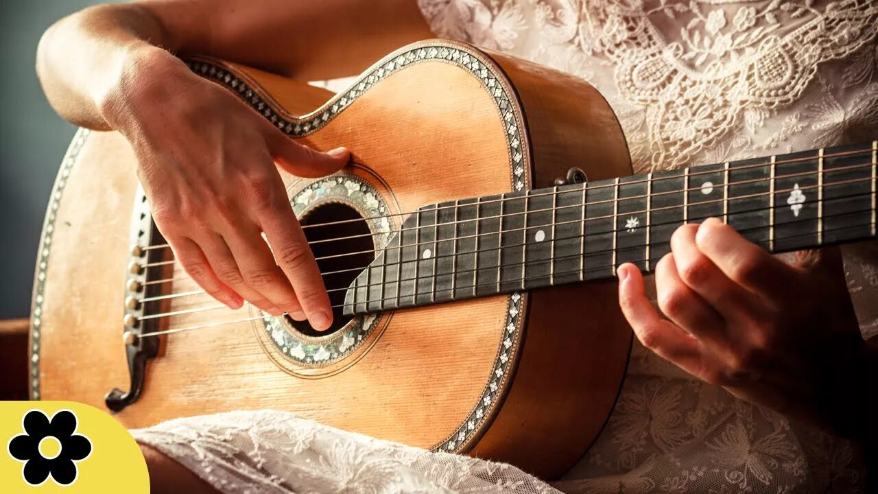 Гитара на скамейке. Гитарист осень. Гитара барда. Солнечный день на гитаре. Парень с гитарой в лесу.