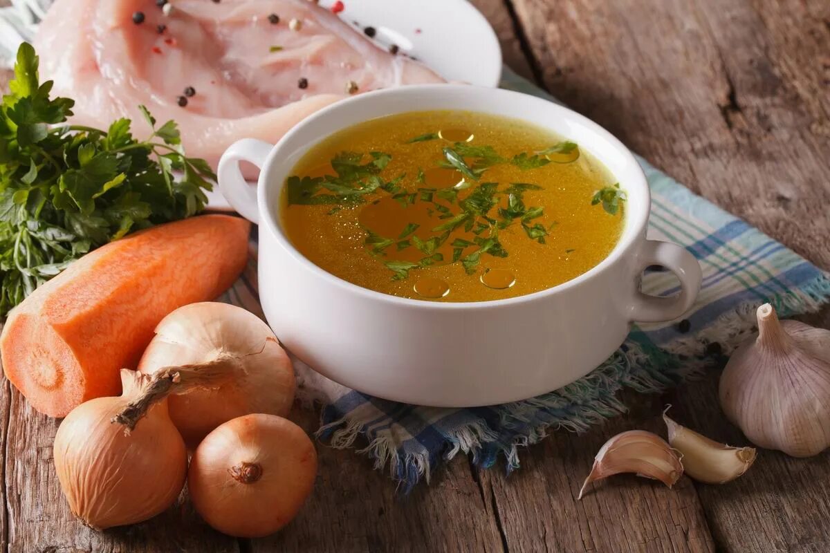 Как сварить бульон из курицы. Куриное консоме. бульон лукулловский. куриный бульон. прозрачные супы.