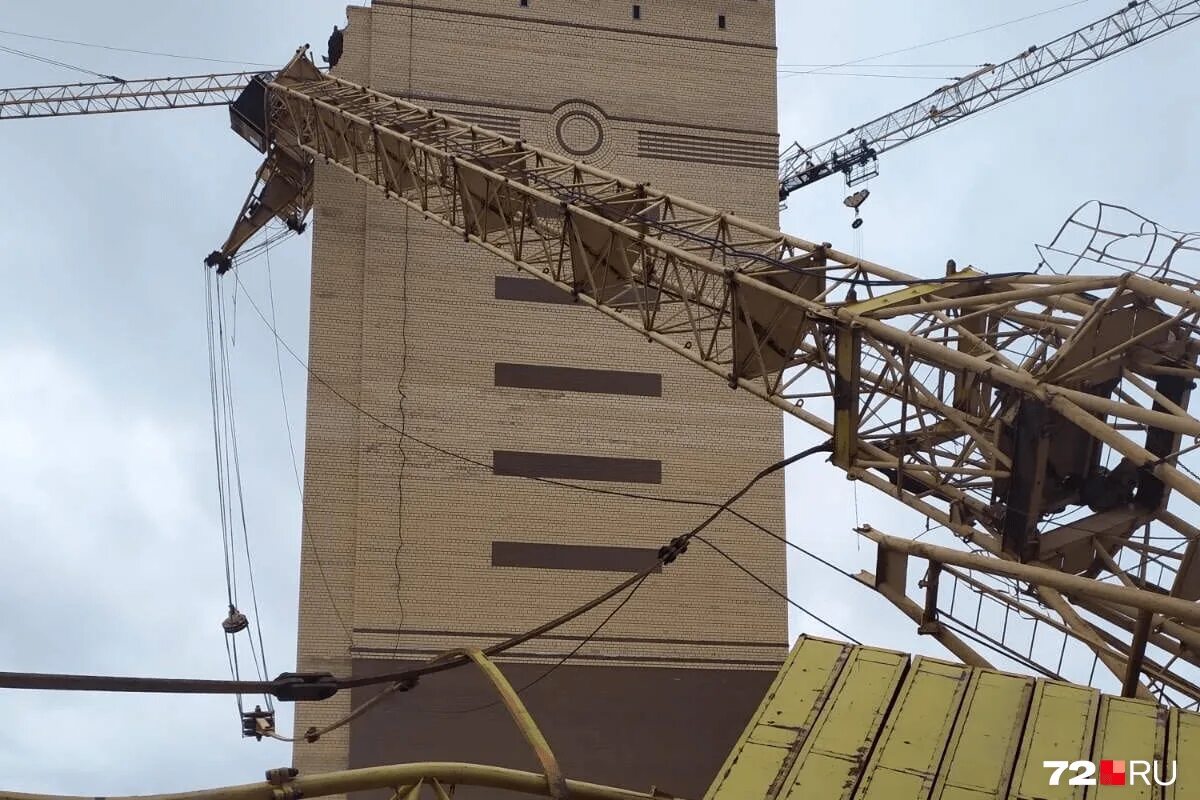 падение крана в тюмени 2022. где упали краны. где упали краны. упавший кран. где упали краны.