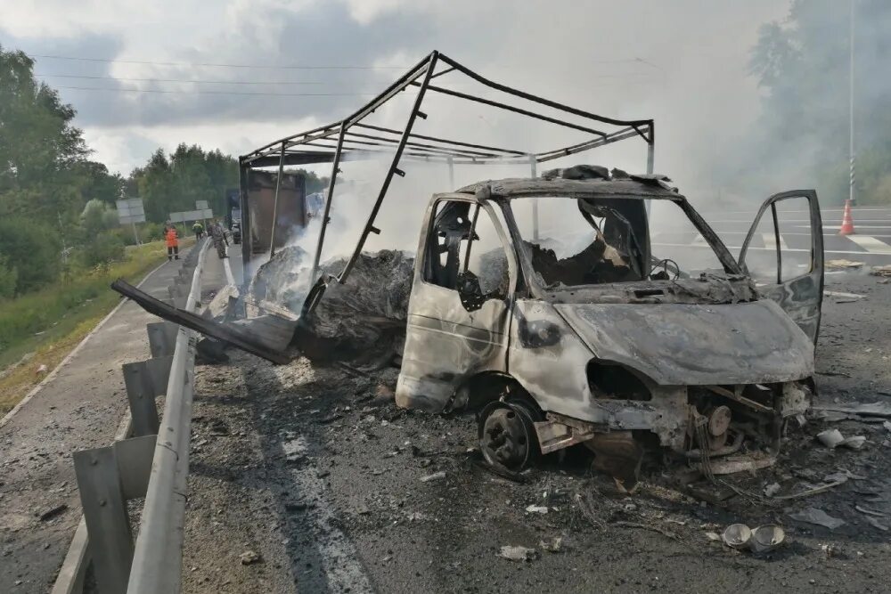 Газель 3302 горит. Сгорела газель в нижнем новгороде. сгоревшая газель в селе калда. горит газель нижний новгород 2 ноября 2025.