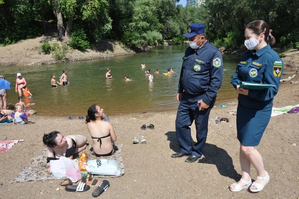 Зона купания. Купание в запрещенных местах. Купание в неустановленных местах. Места не для купания. Люди купаются.