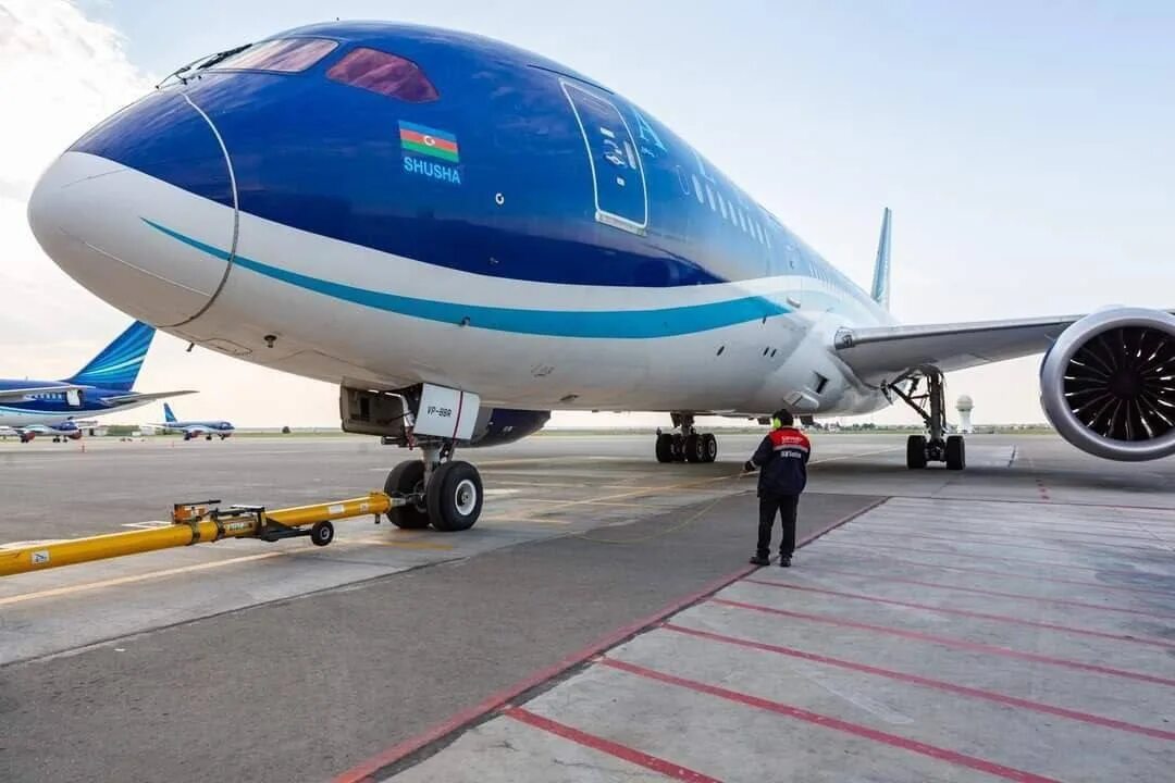 Азербайджан баку самолет. Boeing 787. Боинг 787 АЗАЛ. Авиакомпания Азербайджан Хава Йоллары. Embraer 190 Азербайджан Хава Йоллары.