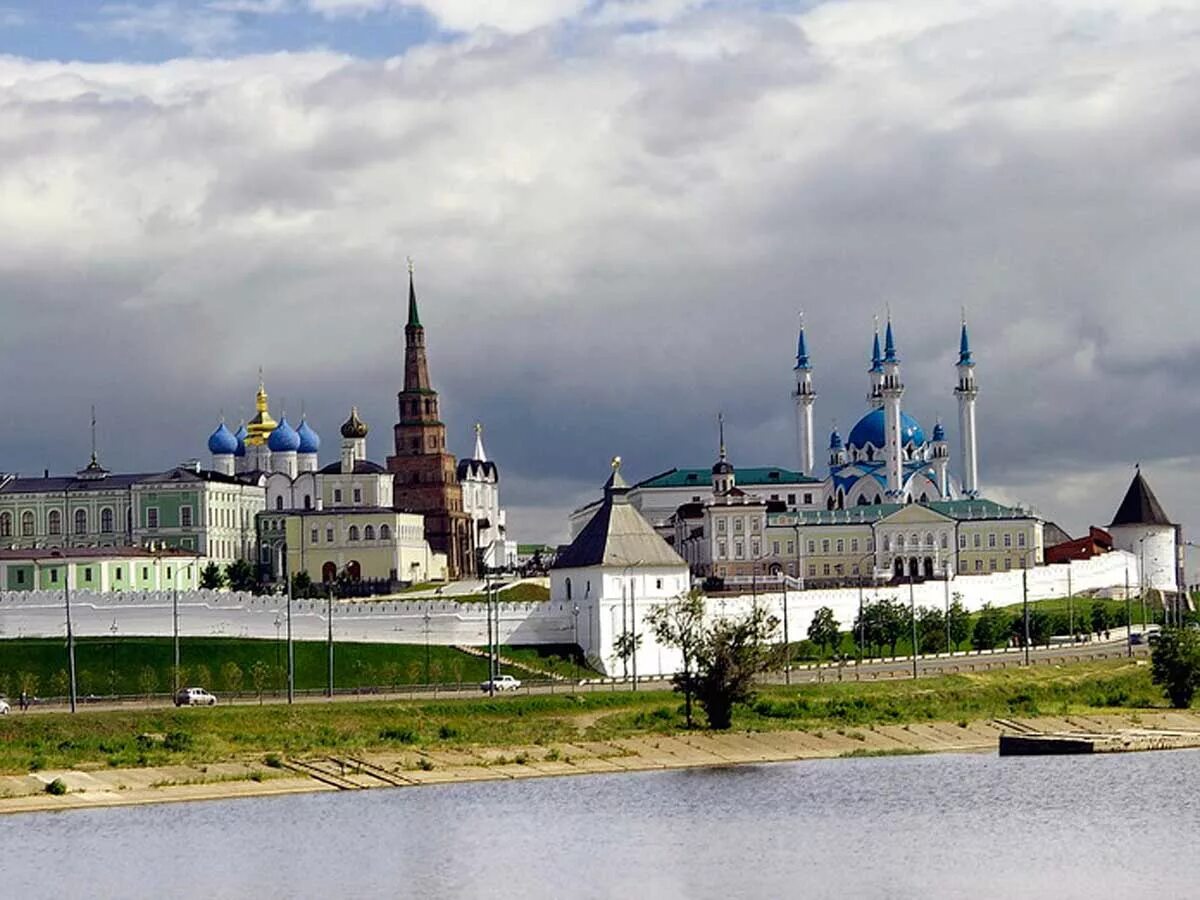 Казанский Кремль Церковь и мечеть. Всемирное наследие Казанский Кремль. Казанский Кремль Поволжье. Татарстанска Казанский Кремль.