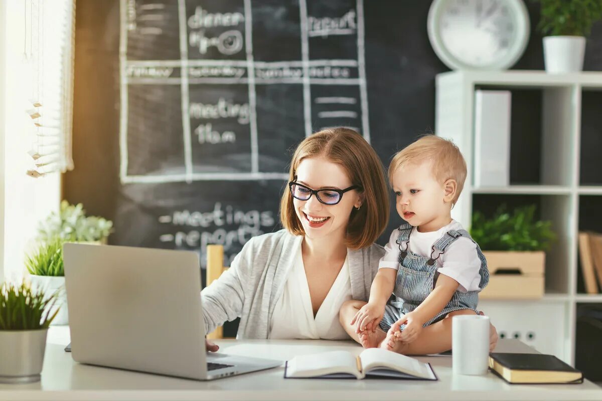 Do your mother work. Бизнес мама. Мама в декрете. Женщина с ребенком за компьютером. Деловая женщина с ребенком.