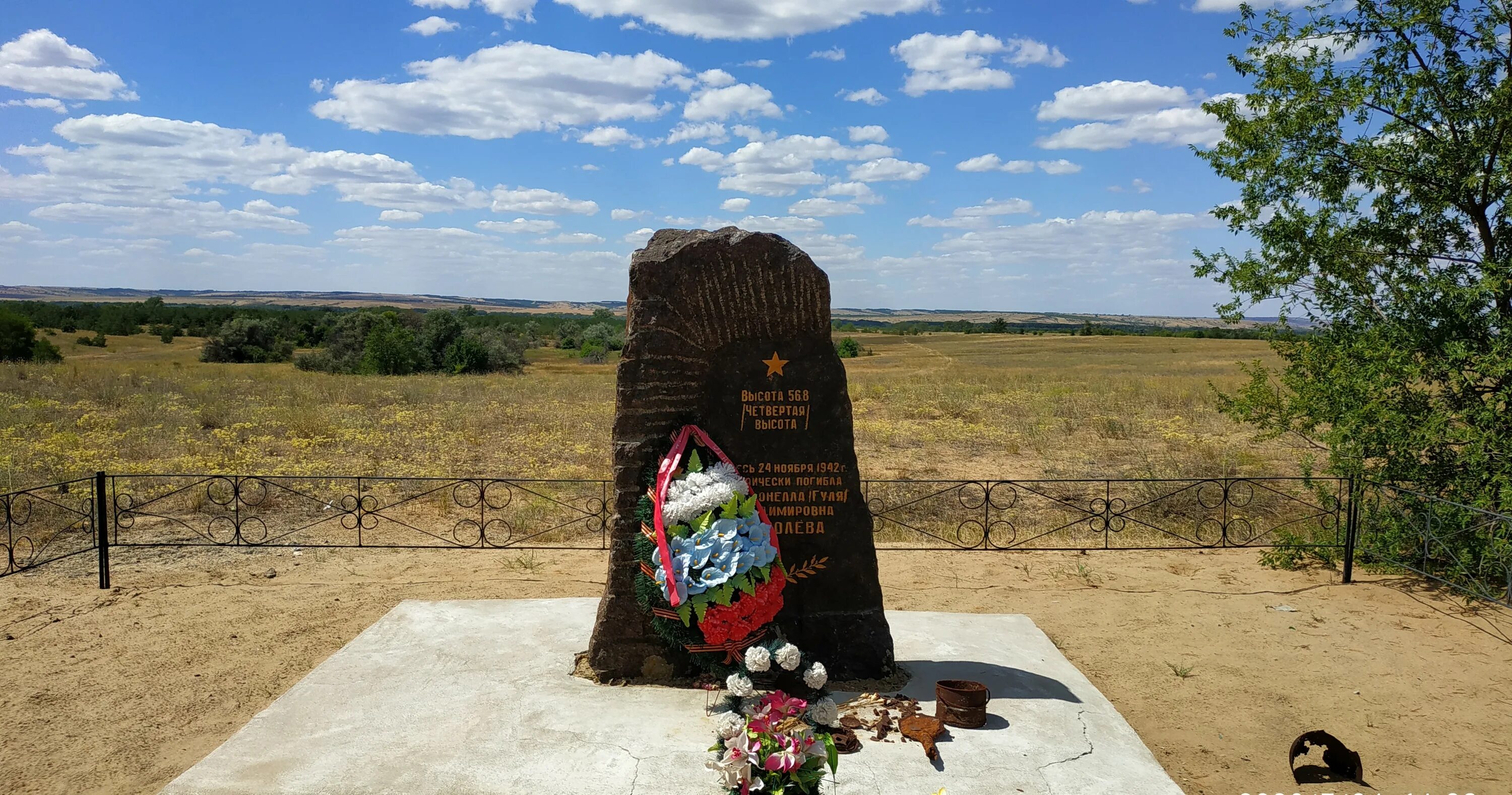 Гуля королева могила. Памятник Гули королевой в Паньшино. Памятник Гули королевой Волгоград. Паньшино Волгоградская памятник Гуле королевой. Высота 56,8 Гуля Королева.