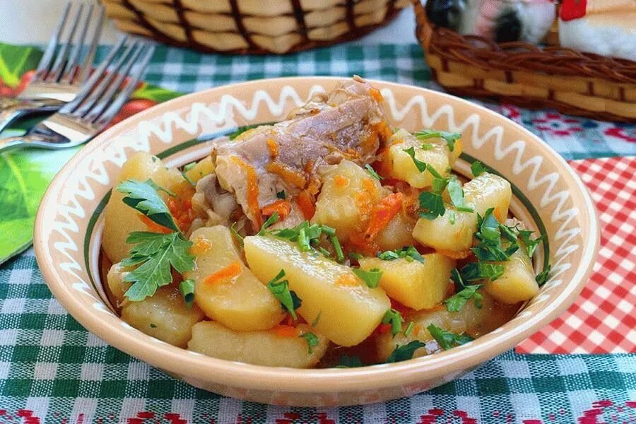 Рецепт жаркое в мультиварке. Жаркое варадо де франчо. жаркое из курицы. жаркое по домашнему с курицей. жаркое с курицей и картошкой.