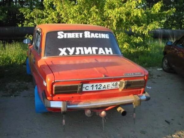 ваз 2107 хулиган. хулиган машина. машинка хулиган. парень возле машины. бпан адидас.
