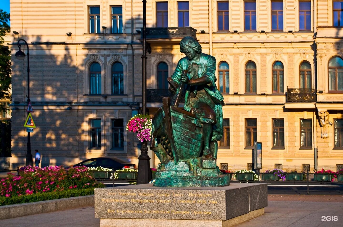 Петербург том 1. Памятник царь плотник в Санкт-Петербурге. Памятник Петру 1 царь-плотник Петербург. Памятник Петру плотнику на Адмиралтейской набережной. Памятник Петру 1 в Петербурге на Адмиралтейской набережной.