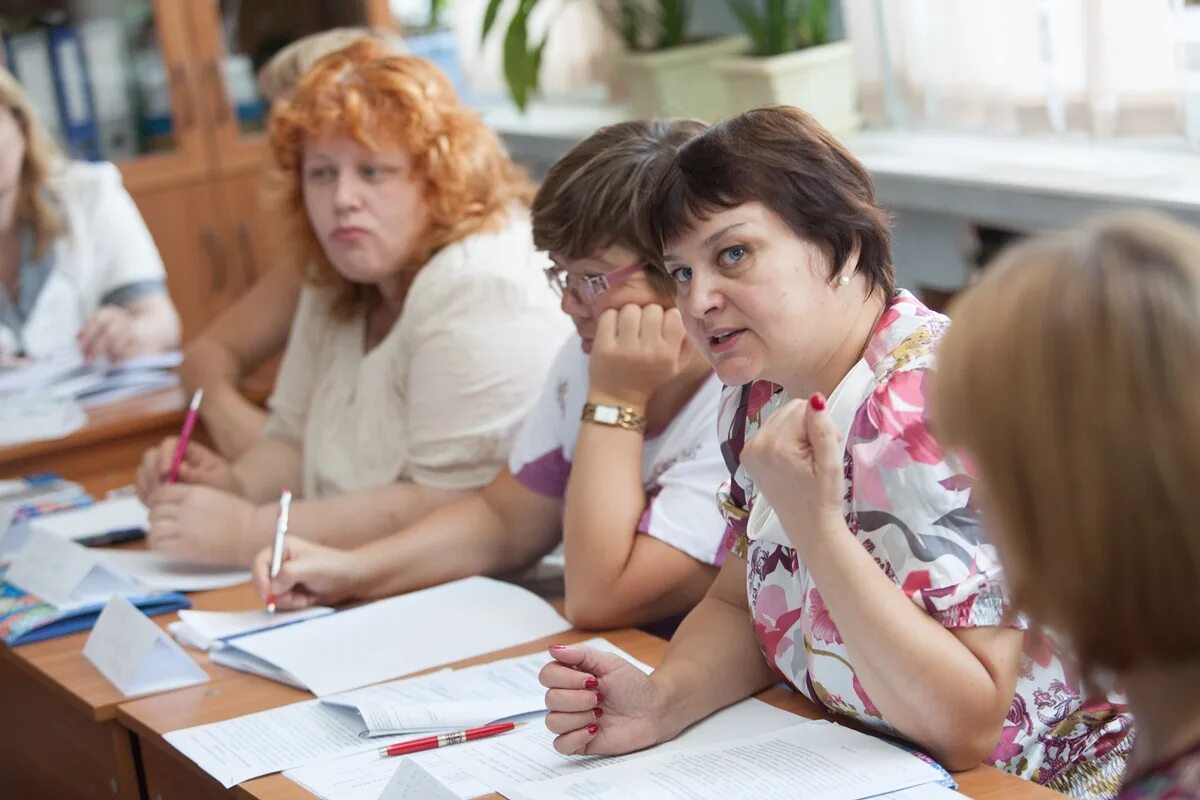 учитель и родители. разговор с учителем. родители обсуждают учителя. общение с учителем. педагогическая команда.