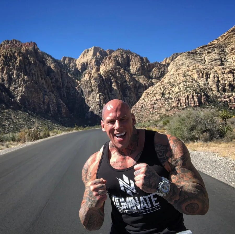 Martyn ford. Martyn ford. Актер бодибилдер. Актер бодибилдер. Актёр скала и дуэйн джонсон.