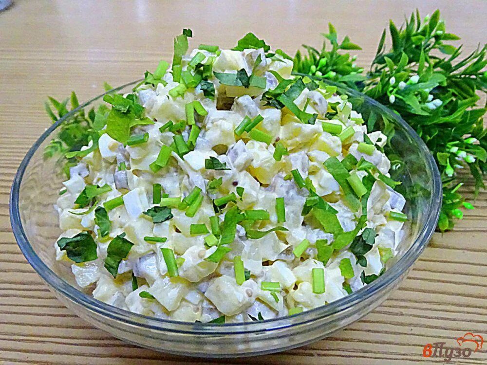 Салат из сельди с картофелем. Салат с селедкой. Салат с сельдью картофелем и огурцом. Салат с селёдкой и яблоком. Рулетики с селедкой.