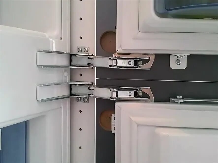 петля средняя индезит. петля регулировочная для холодильника бирюса двухкамерный. петля для крепления дверцы встроенного холодильника bosch. крепёж для встроенного холодильника. холодильник siemens ki82fhd20r.