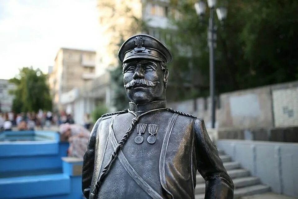 Памятники саратова. Памятник городовому Саратов. Скульптура городовой Саратов. Самара памятник городовому. Городовой Ярославль.