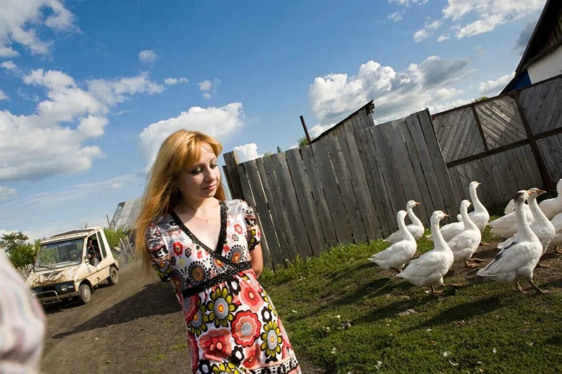 Деревенские женщины за 40. Деревенские девушки для серьезных отношений. Деревенские девушки знакомится. Сельские девчонки которые хотят. Марина дёмина меленки.