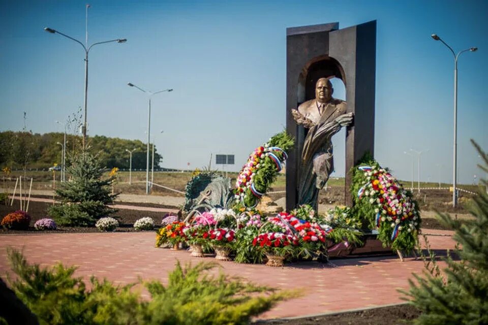Зенин михайловск. Памятники михайловск ставропольский край. обелиск города михайловск ставропольский край. адмирал михайловск ставропольский край. аллея героев михайловск.