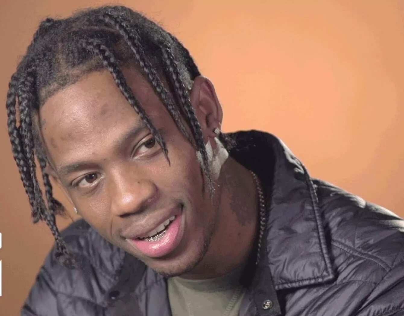 Прическа рэпера. Travis Scott. Рэпер Трэвис Скотт. Трэвис Скотт с дредами. Дреды травмс Скотт.