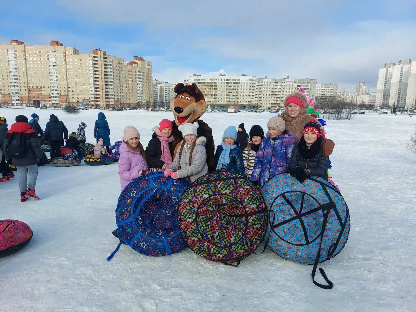 Катание на тюбингах минск. Катание на плюшках. Санки для крутых горок. Катание с горок. Табаган санки.